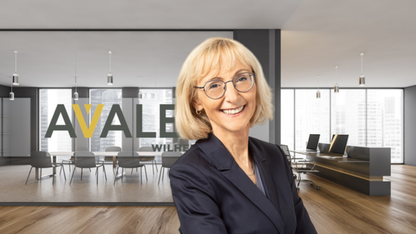 Die grosszügigen der Avales Wilhelm AG: Eine ältere Frau mit blonden Haaren lächelt fröhlich in die Kamera: Annette Wolf, Coaching und Lead Assessorin