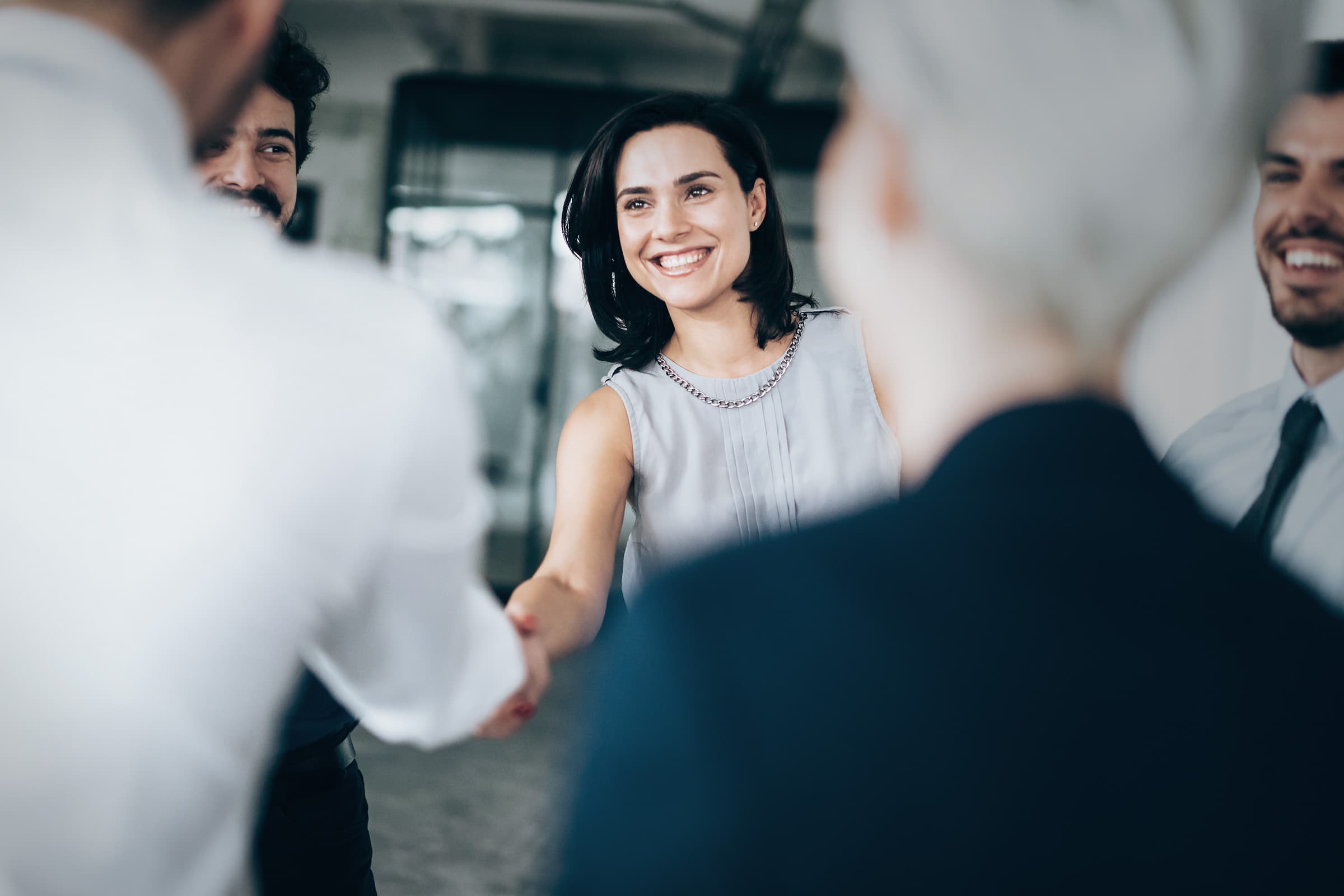 Eine sympathische junge Dame begrüßt Teilnehmer am Management Audit bei Avales Wilhelm.