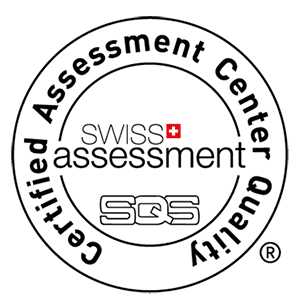 Ein rundes Logo. Schwarze Schrift auf weissem Grund Swiss Assessment SQS-Zertifizierung
