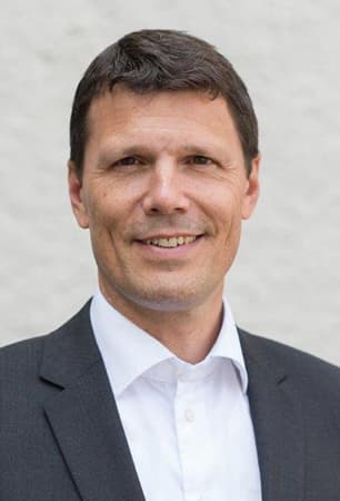 Auftraggeber Online-Assessment Profilbild: Sympathischer Herr Ende dreissig blickt lächelnd in die Kamera: Attila Castiglioni, Auftraggeber Online-Assessment