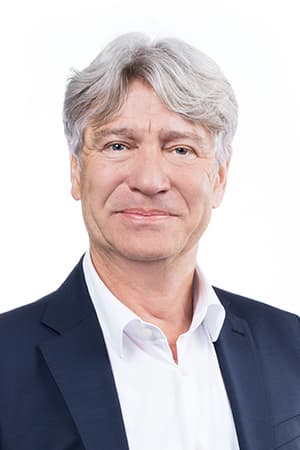 Wilhelm Online Assessment Profilbild: Sympathischer älterer Herr im Business-Dress blickt freundlich in die Kamera: Jose Joos, Mitarbeiter Online Assessment