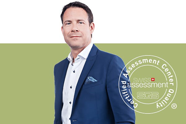 Assessment Test Ein schneidiger dynamischer Mann im blauen Anzug: Dr. Simon Gutknecht. Verantwortlich für den Assessment-Test.
